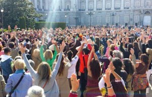 The Madrid walking meditation ended with 1,500 doing hugging meditation and singing "Mira la felicidad."