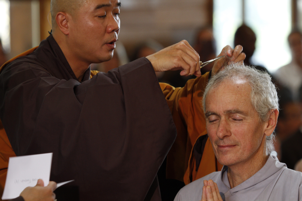 C'est un moment sacré au cours duquel chacun de ceux qui reçoivent l'ordination dédie sa vie à un chemin de transformation et de guérison. La Sangha chante le nom du Boddhisattva de la compassion pendant que les cheveux sont coupés. 