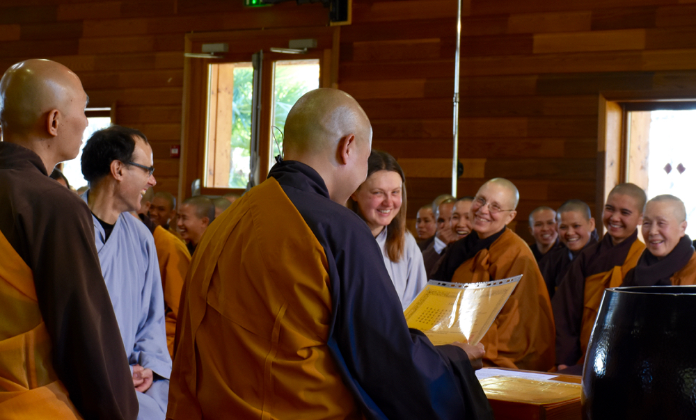 Enfin, les nouveaux novices reçoivent leur nouveau nom de moine ou de moniale. Depuis 2010, tous les disciples de Thich Nhat Hanh ont un très beau nom tripartite en vietnamien poétique. Tous les noms des moniales incluent le mot ''lune'' et ceux des moines ''troi'', signifiant ''soleil'' ou ''ciel''. 