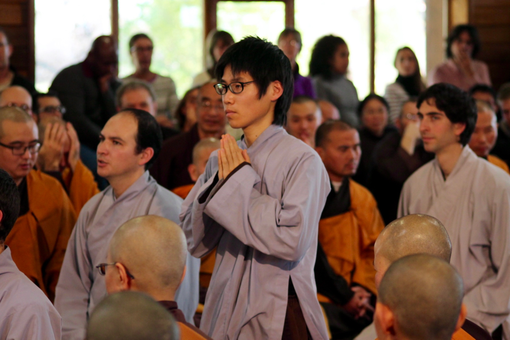 Pour cette ordination, tous les noms des moines incluent le mot '' vertu''. Keita, du Japon, a reçu le nom ''Ciel de la Vertu Originelle'' (Troi Duc Ban). 