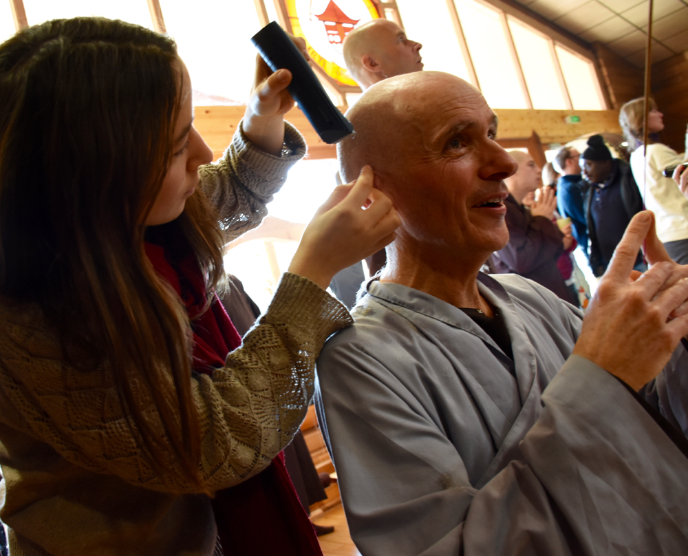 Ici, la fille de Troi Duc Hien est en train de raser les cheveux de son père. 