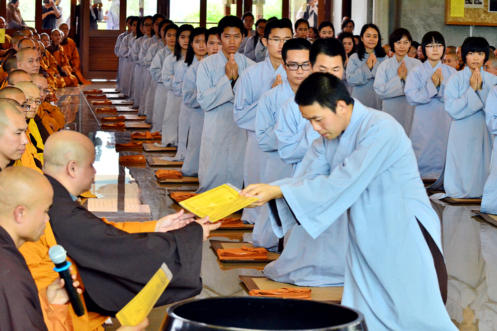 En Thaïlande, tous les nouveaux moines et les nouvelles moniales reçoivent aussi un nouveau nom du Dharma. 