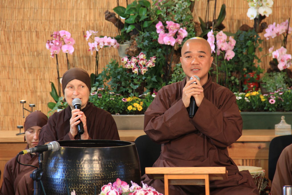 Frère Phap Ung a offert l'introduction au chant de la compassion