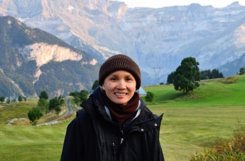 Soeur Hoi Nghiem souriante a la montagne