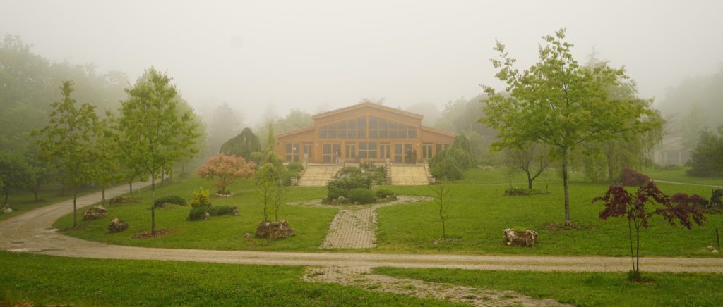 Salle de meditation Hameau du Haut dans le brouillard