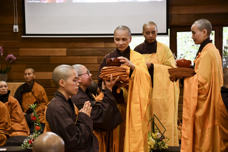 Les Femmes Bouddhas : Une Révolution pour les nonnes de la Tradition du Village des Pruniers