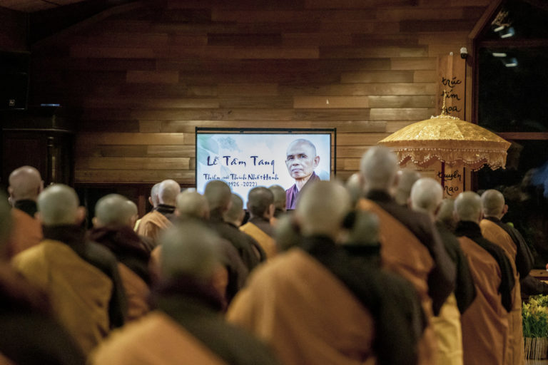 Images des cérémonies commémoratives pour notre maître bien-aimé, Thich Nhat Hanh
