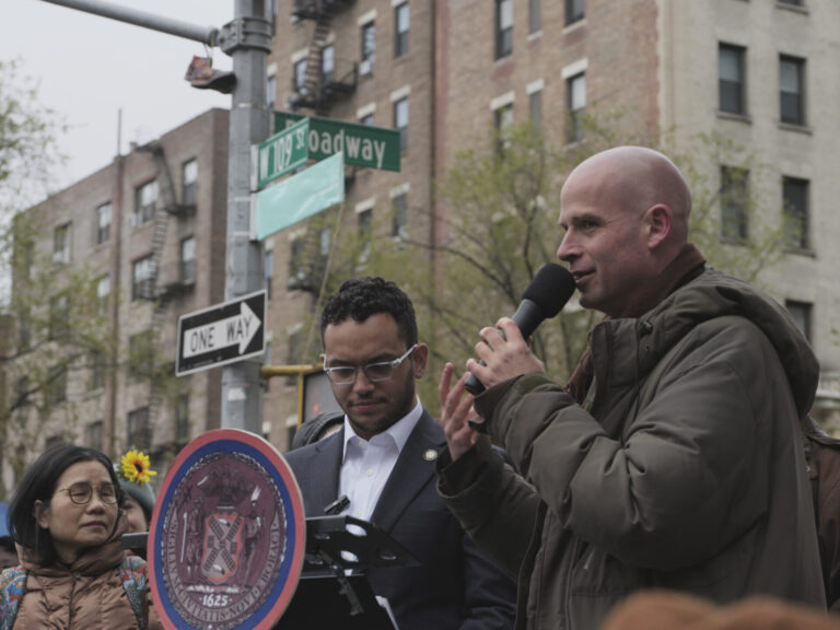 La ville de New York rend hommage à Thây en créant l’Avenue Thich Nhat Hanh