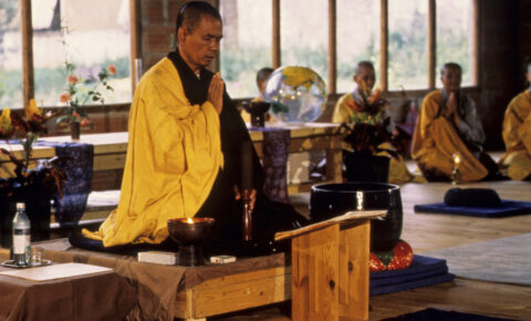 Présidant une "transmission de la lampe" pour ordonner de nouveaux enseignants du Dharma, Village des Pruniers, 1990.